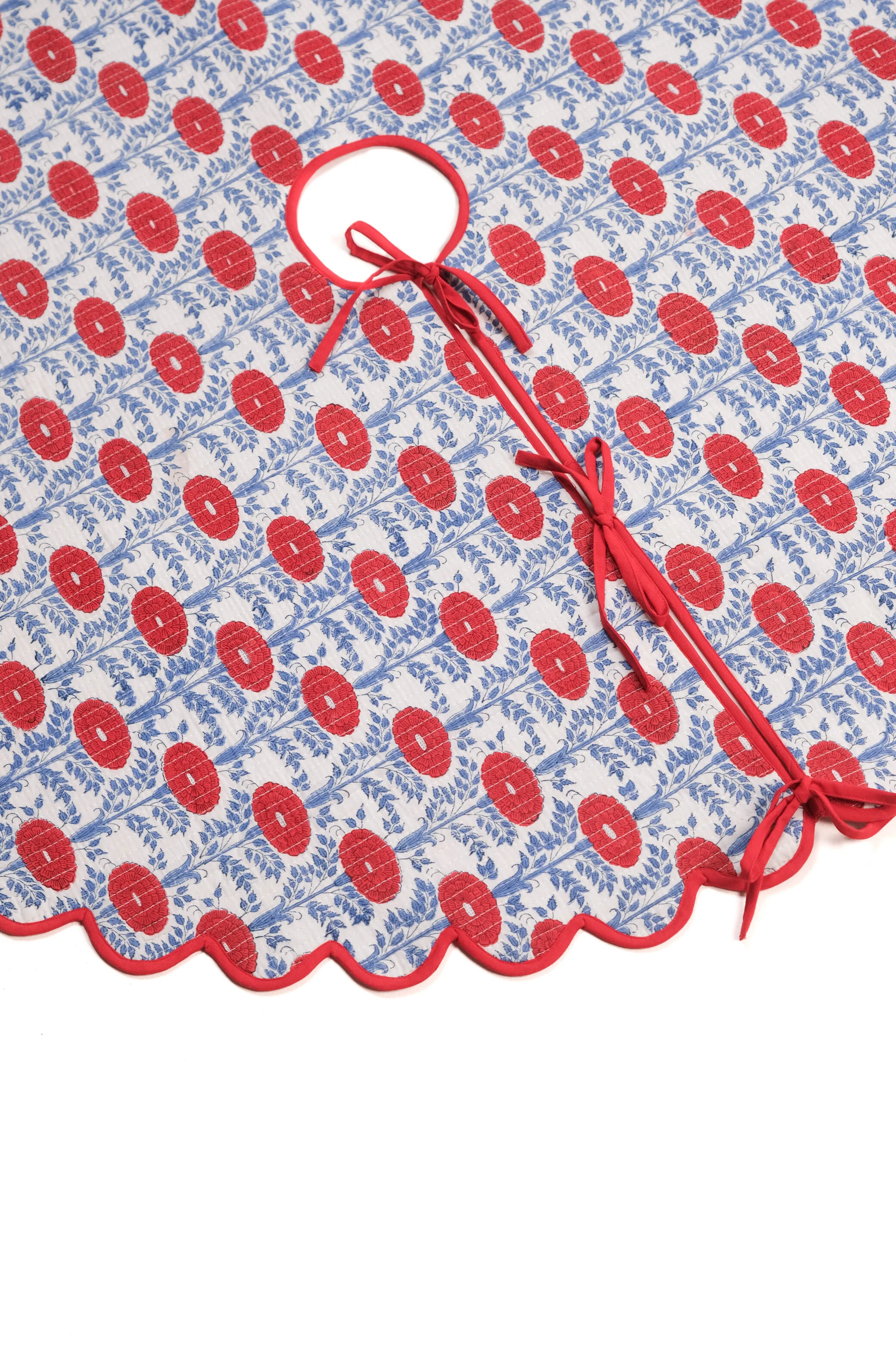 Scalloped Blockprint Quilted Tree Skirt in Araminta Red - Image 4