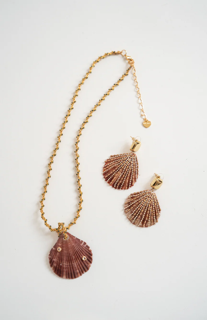 Seashell Scalloped Gem Necklace - Image 3